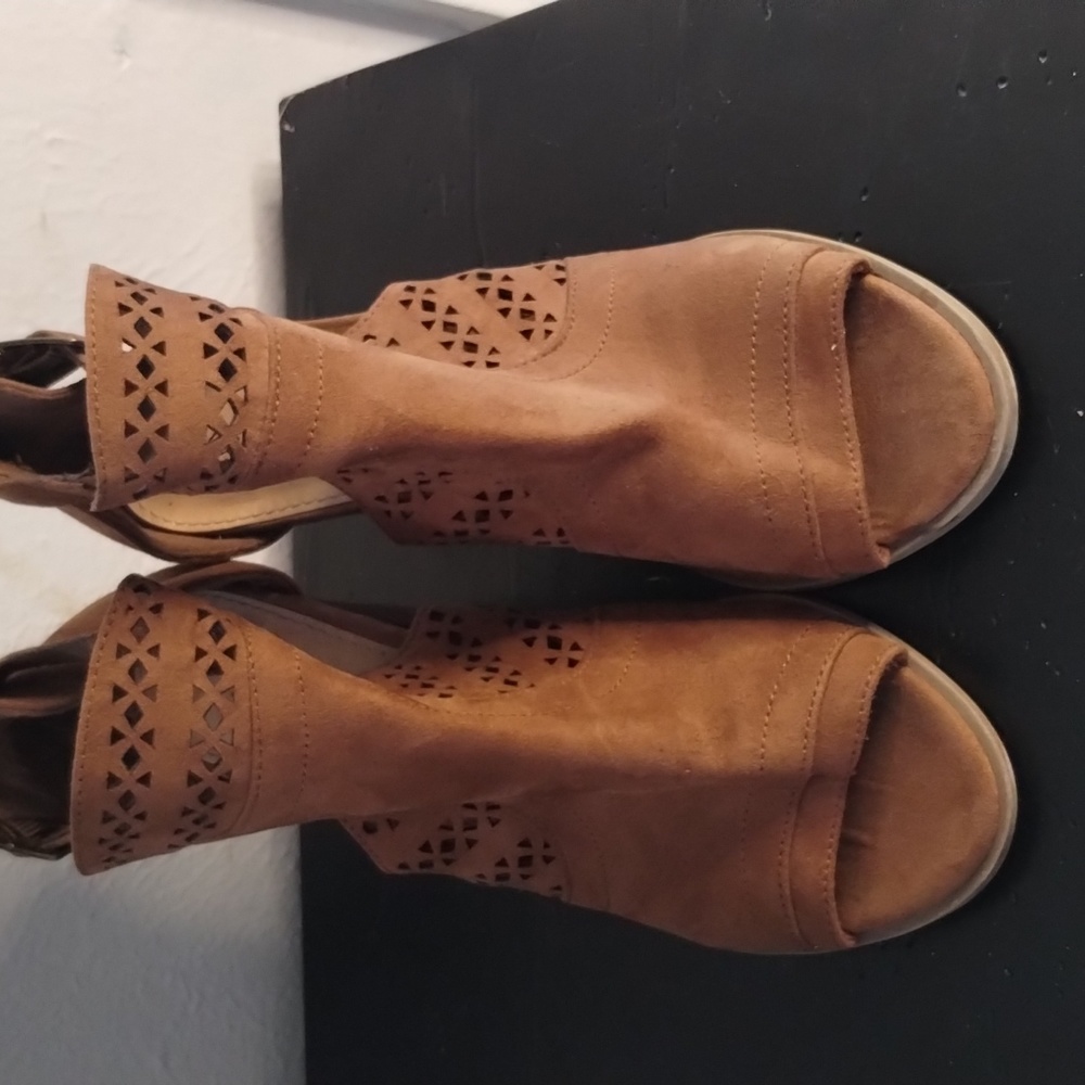 American Eagle suede tan color heels sandals size 6.5